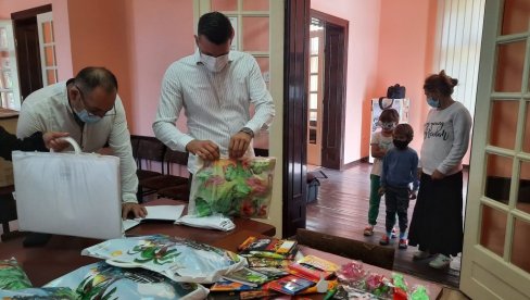 ŠKOLSKI PRIBOR ZA ĐAKE ROMSKE NACIONALNOSTI: Opština Smederevska Palanka poklanja udžbenike predškolcima (FOTO) ŠKOLSKI PRIBOR ZA ĐAKE ROMSKE NACIONALNOSTI: Opština Smederevska Palanka poklanja udžbenike predškolcima (FOTO)