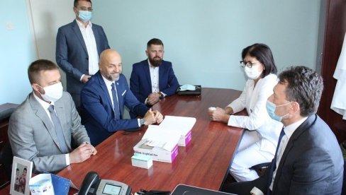 ВЕЛИКА ДОНАЦИЈА ЗДРАВСТВУ БИЈЕЉИНЕ, УГЉЕВИКА И ЛОПАРА: Бизнисмен из Немачке Мирослав Којадиновић поклонио брзе тестове на корону ВЕЛИКА ДОНАЦИЈА ЗДРАВСТВУ БИЈЕЉИНЕ, УГЉЕВИКА И ЛОПАРА: Бизнисмен из Немачке Мирослав Којадиновић поклонио брзе тестове на корону