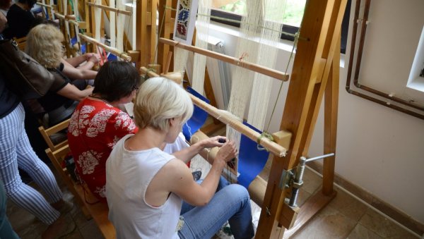 НАЈБОЉА ДОБИЈА РАЗБОЈ: Етно мрежа у Пироту обучава ткаље НАЈБОЉА ДОБИЈА РАЗБОЈ: Етно мрежа у Пироту обучава ткаље