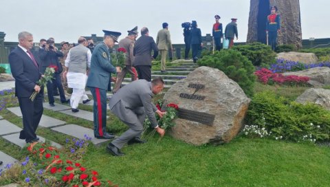 ПУТ СЕЋАЊА: Министар Вулин положио цвеће на споменик у Музејском комплексу ПУТ СЕЋАЊА: Министар Вулин положио цвеће на споменик у Музејском комплексу