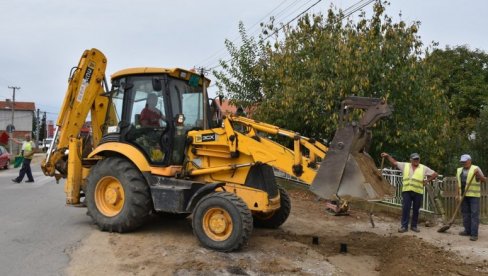 NOVA VODOVODNA MREŽA: Napreduju radovi na takozvanom bojničkom putu NOVA VODOVODNA MREŽA: Napreduju radovi na takozvanom bojničkom putu