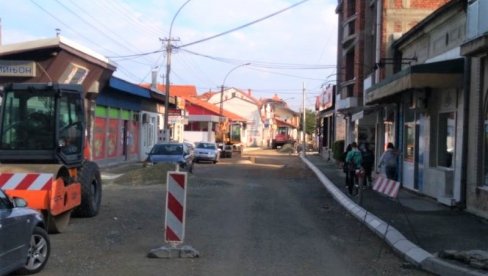 BIĆE GOTOVO U ROKU: Rekonstrukcija ulice i trotoara u centru grada BIĆE GOTOVO U ROKU: Rekonstrukcija ulice i trotoara u centru grada