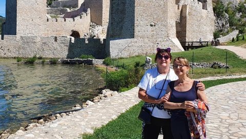 КУМЕ НА ГОЛУБАЧКОЈ ТВРЂАВИ: Биља Крстић и Горица Поповић уживају крај Сребрног језера КУМЕ НА ГОЛУБАЧКОЈ ТВРЂАВИ: Биља Крстић и Горица Поповић уживају крај Сребрног језера