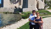 КУМЕ НА ГОЛУБАЧКОЈ ТВРЂАВИ: Биља Крстић и Горица Поповић уживају крај Сребрног језера КУМЕ НА ГОЛУБАЧКОЈ ТВРЂАВИ: Биља Крстић и Горица Поповић уживају крај Сребрног језера