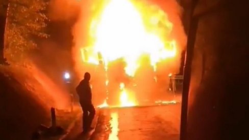 JEZIVA SCENA NA PUTU KA NOVOM SADU: Kamion potpuno izgoreo - drugi vozači pokušavali da gase buktinju (VIDEO) JEZIVA SCENA NA PUTU KA NOVOM SADU: Kamion potpuno izgoreo - drugi vozači pokušavali da gase buktinju (VIDEO)
