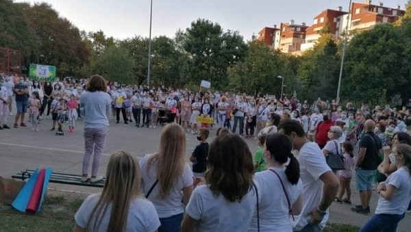 ХОЋЕ ИЗАБРАНУ, А НЕ НАМЕТНУТУ ДИРЕКТОРКУ ШКОЛЕ: Протест родитеља и наставника испред ОШ Иво Андрић ХОЋЕ ИЗАБРАНУ, А НЕ НАМЕТНУТУ ДИРЕКТОРКУ ШКОЛЕ: Протест родитеља и наставника испред ОШ Иво Андрић