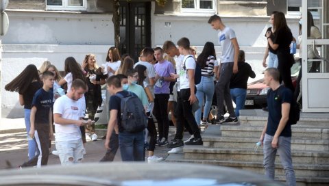 ГРАД ДАЈЕ 215 СТИПЕНДИЈА: Расписан конкурс за доделу новчаних награда престоничким средњошколцима и студентима ГРАД ДАЈЕ 215 СТИПЕНДИЈА: Расписан конкурс за доделу новчаних награда престоничким средњошколцима и студентима