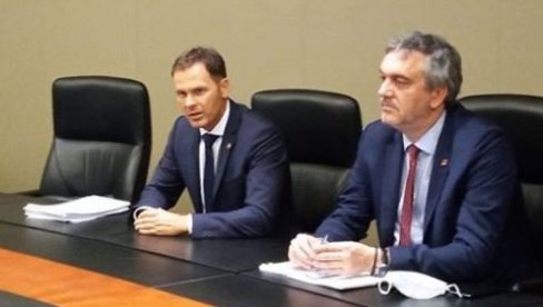 МИНИСТАР МАЛИ СЕ САСТАО СА БОЛЕРОМ: Разговори са директором ДФЦ-а, америчка делегација долази у Београд већ крајем месеца (ФОТО) МИНИСТАР МАЛИ СЕ САСТАО СА БОЛЕРОМ: Разговори са директором ДФЦ-а, америчка делегација долази у Београд већ крајем месеца (ФОТО)