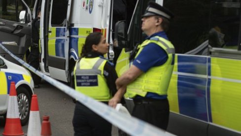 DRAMA U BRITANIJI: Učenik izbo nastavnika u školi, pa pobegao DRAMA U BRITANIJI: Učenik izbo nastavnika u školi, pa pobegao