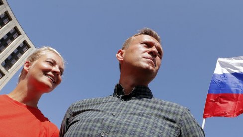 НОВИ ДЕТАЉИ О ТРОВАЊУ НАВАЉНОГ: Запад аферама гура Москву у вечни шах. Путин спокојан, верује својим експертима НОВИ ДЕТАЉИ О ТРОВАЊУ НАВАЉНОГ: Запад аферама гура Москву у вечни шах. Путин спокојан, верује својим експертима