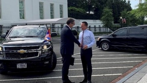 ИЗА КУЛИСА ПРЕГОВОРА: Нашу делегацију одвели у собичак с једном столицом, а онда је Вучић изговорио реченицу која је била пресудна ИЗА КУЛИСА ПРЕГОВОРА: Нашу делегацију одвели у собичак с једном столицом, а онда је Вучић изговорио реченицу која је била пресудна