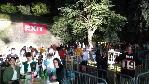 КАКО ЈЕ ИЗГЛЕДАО ОВОГОДИШЊИ ЕГЗИТ: Само 250 посетилаца, а студенткиња Јелена открива како се проводе гости КАКО ЈЕ ИЗГЛЕДАО ОВОГОДИШЊИ ЕГЗИТ: Само 250 посетилаца, а студенткиња Јелена открива како се проводе гости