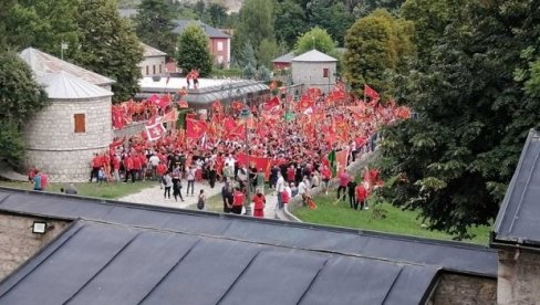 POLICIJSKE BROJKE PATRIOTIZMA “DO ČEPA”: Iz ostalih gradova pristiglo u Podgoricu oko 6000 POLICIJSKE BROJKE PATRIOTIZMA “DO ČEPA”: Iz ostalih gradova pristiglo u Podgoricu oko 6000