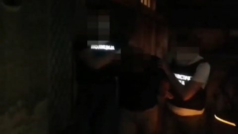 СНИМАК ХАПШЕЊА ОСУМЊИЧЕНИХ ЗА УБИСТВО НА ВОЖДОВЦУ: Овако је изгледала акција полиције (ВИДЕО) СНИМАК ХАПШЕЊА ОСУМЊИЧЕНИХ ЗА УБИСТВО НА ВОЖДОВЦУ: Овако је изгледала акција полиције (ВИДЕО)