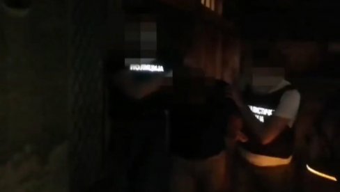 СНИМАК ХАПШЕЊА ОСУМЊИЧЕНИХ ЗА УБИСТВО НА ВОЖДОВЦУ: Овако је изгледала акција полиције (ВИДЕО) СНИМАК ХАПШЕЊА ОСУМЊИЧЕНИХ ЗА УБИСТВО НА ВОЖДОВЦУ: Овако је изгледала акција полиције (ВИДЕО)