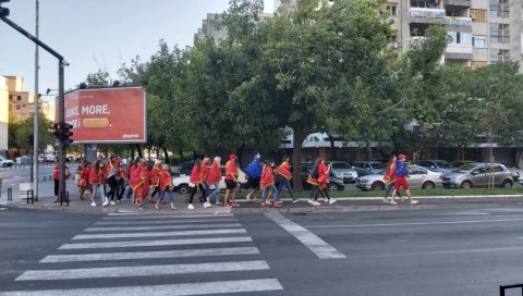 ОГРНУТИ ЗАСТАВАМА ЦРНЕ ГОРЕ И ЕУ: Подгоричани кренули на скуп црногорских патриота ОГРНУТИ ЗАСТАВАМА ЦРНЕ ГОРЕ И ЕУ: Подгоричани кренули на скуп црногорских патриота