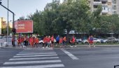 OGRNUTI ZASTAVAMA CRNE GORE I EU: Podgoričani krenuli na skup crnogorskih patriota OGRNUTI ZASTAVAMA CRNE GORE I EU: Podgoričani krenuli na skup crnogorskih patriota
