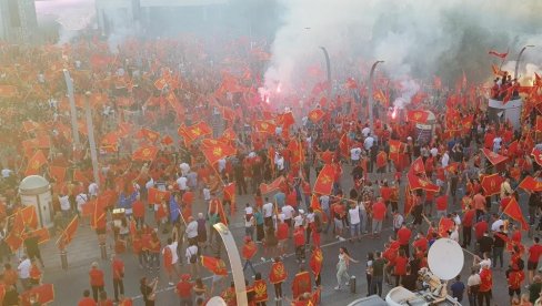 OKUPLJANJE GRAĐANA U PODGORICI: Crnogorske zastave podignute uvis, Trg nezavisnosti se puni OKUPLJANJE GRAĐANA U PODGORICI: Crnogorske zastave podignute uvis, Trg nezavisnosti se puni