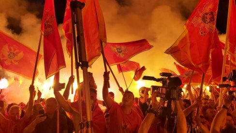 ŠENLUČENJE, REDOVI NA PUMPAMA, FAŠISTIČKE PORUKE: Pristalice DPS pozivaju na nasilje i šire mržnju u Crnoj Gori (VIDEO) ŠENLUČENJE, REDOVI NA PUMPAMA, FAŠISTIČKE PORUKE: Pristalice DPS pozivaju na nasilje i šire mržnju u Crnoj Gori (VIDEO)