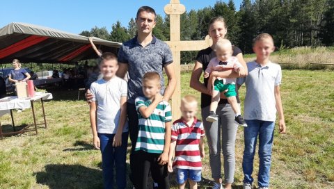СЛАЂАНИН И МИЛАНОВ ДАР: Освештан крст и место будуће Азбуковачке богомоље СЛАЂАНИН И МИЛАНОВ ДАР: Освештан крст и место будуће Азбуковачке богомоље