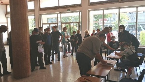 ДЕВЕТ ПЛАТА СТИГЛО ИЗ СОЛИДАРНОСТИ: Око 140 бивших радника фабрике Солид из Суботице добиће део неисплаћених зарада ДЕВЕТ ПЛАТА СТИГЛО ИЗ СОЛИДАРНОСТИ: Око 140 бивших радника фабрике Солид из Суботице добиће део неисплаћених зарада