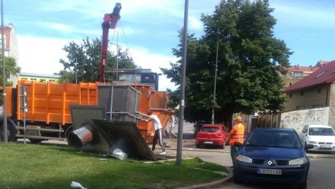 КАЗНА 25.000 ЗА СМЕЋЕ ВАН КАНТЕ: Инспекција кажњава непрописно одлагање кућног ђубрета КАЗНА 25.000 ЗА СМЕЋЕ ВАН КАНТЕ: Инспекција кажњава непрописно одлагање кућног ђубрета