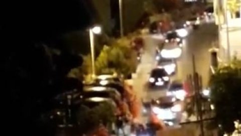ОВО НИЈЕ СРПСКО ЛЕГЛО, ВЕЋ ЈЕ ОВО МОНТЕНЕГРО: Провокације присталица ДПС-а пред кућом Дритана Абазовића - певали му Изађи мала! (ВИДЕО) ОВО НИЈЕ СРПСКО ЛЕГЛО, ВЕЋ ЈЕ ОВО МОНТЕНЕГРО: Провокације присталица ДПС-а пред кућом Дритана Абазовића - певали му Изађи мала! (ВИДЕО)