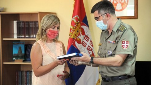 ДИРЉИВ СУСРЕТ НОВИНАРКЕ НОВОСТИ СА БОРЦИМА СА КОШАРА: Јеленина свећа гори за све неупаљене ДИРЉИВ СУСРЕТ НОВИНАРКЕ НОВОСТИ СА БОРЦИМА СА КОШАРА: Јеленина свећа гори за све неупаљене