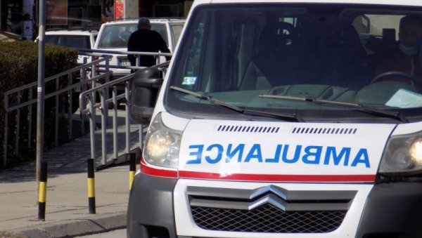 НА ВЛАСОТИНЧАНИНА ПАЛА МЕТАЛНА ОГРАДА: Хитно транспортован у нишки Клинички центар НА ВЛАСОТИНЧАНИНА ПАЛА МЕТАЛНА ОГРАДА: Хитно транспортован у нишки Клинички центар