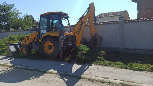 У ЛЕСКОВЦУ НАСТАВЉЕНЕ АКЦИЈЕ УРЕЂЕЊА ЈАВНИХ ПОВРШИНА: Уклањају депоније и растиње У ЛЕСКОВЦУ НАСТАВЉЕНЕ АКЦИЈЕ УРЕЂЕЊА ЈАВНИХ ПОВРШИНА: Уклањају депоније и растиње