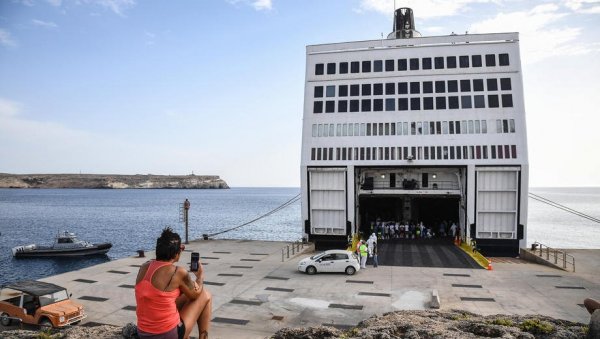 ДЕСАНТ МИГРАНАТА НА ИТАЛИЈУ: Више од 50.000 људи чека да заплови из Либије, а ЕУ се прави мртва ДЕСАНТ МИГРАНАТА НА ИТАЛИЈУ: Више од 50.000 људи чека да заплови из Либије, а ЕУ се прави мртва