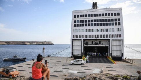 ДЕСАНТ МИГРАНАТА НА ИТАЛИЈУ: Више од 50.000 људи чека да заплови из Либије, а ЕУ се прави мртва ДЕСАНТ МИГРАНАТА НА ИТАЛИЈУ: Више од 50.000 људи чека да заплови из Либије, а ЕУ се прави мртва
