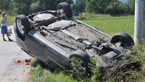 ФОТОГРАФИЈЕ СА МЕСТА УДЕСА КОД КРАЉЕВА: Опел у каналу, возач пребачен у болницу ФОТОГРАФИЈЕ СА МЕСТА УДЕСА КОД КРАЉЕВА: Опел у каналу, возач пребачен у болницу