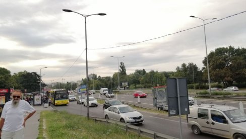 ВЕЛИКЕ ГУЖВЕ У БЕОГРАДУ: Возила миле у колони од Ласте до Аутокоманде ВЕЛИКЕ ГУЖВЕ У БЕОГРАДУ: Возила миле у колони од Ласте до Аутокоманде