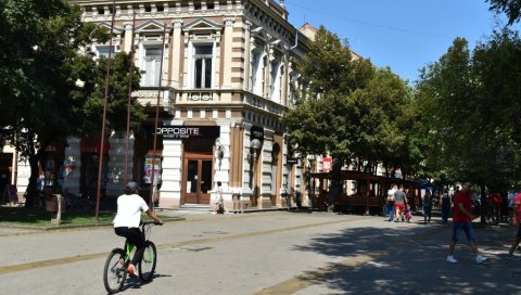 КАЗНЕ ЗА БИЦИКЛИСТЕ ЗБОГ ВОЖЊЕ ПО ТРГУ: Кикинђани воле да возе по пешачкој зони КАЗНЕ ЗА БИЦИКЛИСТЕ ЗБОГ ВОЖЊЕ ПО ТРГУ: Кикинђани воле да возе по пешачкој зони