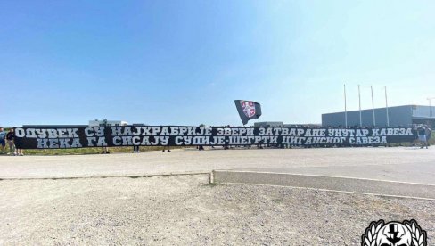ПРОТЕСТ НАВИЈАЧИ ПАРТИЗАНА У СТАРОЈ ПАЗОВИ: 300 Гробара послало поруку Заједници Супер лиге (ФОТО) ПРОТЕСТ НАВИЈАЧИ ПАРТИЗАНА У СТАРОЈ ПАЗОВИ: 300 Гробара послало поруку Заједници Супер лиге (ФОТО)