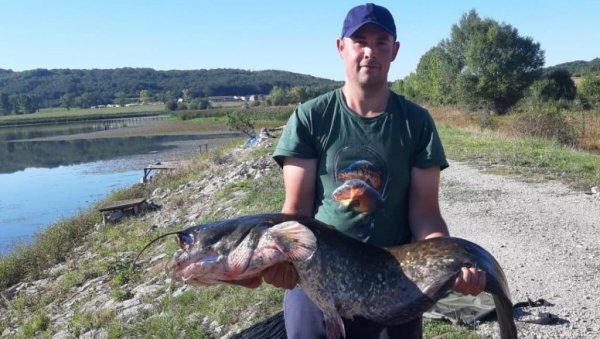 ВЛАДАН ИЗ ДИМИТРОВГРАДА УЛОВИО ПРАВУ НЕМАН! Тежак 22 килограма, дучачак преко метар и по - извлачили га два сата! (ФОТО) ВЛАДАН ИЗ ДИМИТРОВГРАДА УЛОВИО ПРАВУ НЕМАН! Тежак 22 килограма, дучачак преко метар и по - извлачили га два сата! (ФОТО)