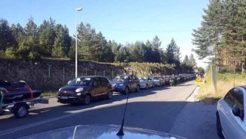 ЕПИЛОГ ЗАДРЖАВАЊА ДРЖАВАЉАНИНА СРБИЈЕ НА ГРАНИЦИ: Пљеваљска полиција одузела тробојке, 26 хиљада евра и три лаптопа ЕПИЛОГ ЗАДРЖАВАЊА ДРЖАВАЉАНИНА СРБИЈЕ НА ГРАНИЦИ: Пљеваљска полиција одузела тробојке, 26 хиљада евра и три лаптопа