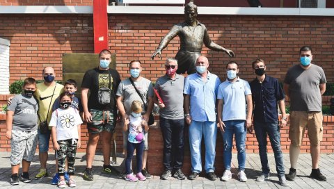ЛЕП ГЕСТ ЦРВЕНО-БЕЛИХ: Звезда даровала сезонске улазнице особама са инвалидитетом ЛЕП ГЕСТ ЦРВЕНО-БЕЛИХ: Звезда даровала сезонске улазнице особама са инвалидитетом