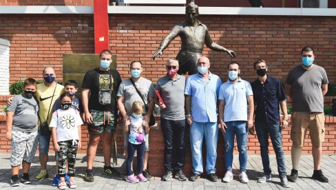 LEP GEST CRVENO-BELIH: Zvezda darovala sezonske ulaznice osobama sa invaliditetom LEP GEST CRVENO-BELIH: Zvezda darovala sezonske ulaznice osobama sa invaliditetom
