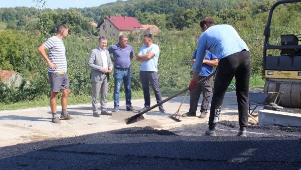 ОПШТИНА ТЕРА „БЕЛУ КУГУ“: Асфалтирање локалног пута у Тутњевцу финансира општина Угљевик са 70.000 КМ ОПШТИНА ТЕРА „БЕЛУ КУГУ“: Асфалтирање локалног пута у Тутњевцу финансира општина Угљевик са 70.000 КМ