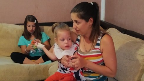 ХУМАНИ ЉУДИ, УКЉУЧИТЕ СЕ: Малој Мии из Параћина недостаје још 7.300 СМС порука да би отпутовала у Турску ХУМАНИ ЉУДИ, УКЉУЧИТЕ СЕ: Малој Мии из Параћина недостаје још 7.300 СМС порука да би отпутовала у Турску
