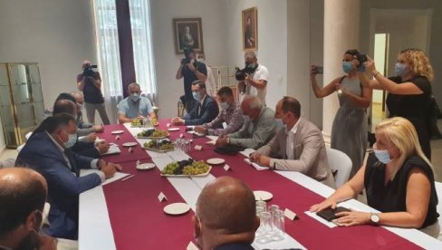 DODIK SA SRBIMA U MOSTARU: Borimo se za veća prava, verujem da ćemo učestvovati u novoj vlasti DODIK SA SRBIMA U MOSTARU: Borimo se za veća prava, verujem da ćemo učestvovati u novoj vlasti