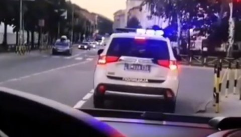 ЈУРЊАВА ПО УЛИЦАМА НОВОГ ПАЗАРА: Све је снимао - одбио да се заустави полицији, па згазио гас (ВИДЕО) ЈУРЊАВА ПО УЛИЦАМА НОВОГ ПАЗАРА: Све је снимао - одбио да се заустави полицији, па згазио гас (ВИДЕО)