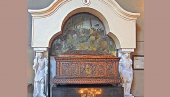 SKULPTURA OD MERMERA I MONUMENTALNI HRAM: Žbunovi divljih ruža od tragača sa blagom krili su grob cara Dušana SKULPTURA OD MERMERA I MONUMENTALNI HRAM: Žbunovi divljih ruža od tragača sa blagom krili su grob cara Dušana
