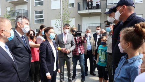 PROJEKAT UPOSLIO DOMAĆE NEIMARE: Premijerka Brnabić u Vranju obišla naselje sa stanovima za bezbednjake PROJEKAT UPOSLIO DOMAĆE NEIMARE: Premijerka Brnabić u Vranju obišla naselje sa stanovima za bezbednjake