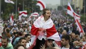 ГРАДОМ ОДЈЕКНУЛА ЕКСПЛОЗИЈА: Нови сукоб полиције и демонстраната у Минску (ВИДЕО) ГРАДОМ ОДЈЕКНУЛА ЕКСПЛОЗИЈА: Нови сукоб полиције и демонстраната у Минску (ВИДЕО)