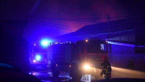 ВАТРОГАСЦИ УСПЕЛИ ДА ЛОКАЛИЗУЈУ ПОЖАР: Горело стовариште на Карабурми, ватра се проширила на локалне кровове (ФОТО/ВИДЕО) ВАТРОГАСЦИ УСПЕЛИ ДА ЛОКАЛИЗУЈУ ПОЖАР: Горело стовариште на Карабурми, ватра се проширила на локалне кровове (ФОТО/ВИДЕО)