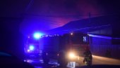 ВАТРОГАСЦИ УСПЕЛИ ДА ЛОКАЛИЗУЈУ ПОЖАР: Горело стовариште на Карабурми, ватра се проширила на локалне кровове (ФОТО/ВИДЕО) ВАТРОГАСЦИ УСПЕЛИ ДА ЛОКАЛИЗУЈУ ПОЖАР: Горело стовариште на Карабурми, ватра се проширила на локалне кровове (ФОТО/ВИДЕО)