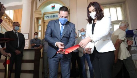 СВИЛЕНА МАРАМА НА ДАР: Бранко Ружић у посети првој председници општине Ужице СВИЛЕНА МАРАМА НА ДАР: Бранко Ружић у посети првој председници општине Ужице